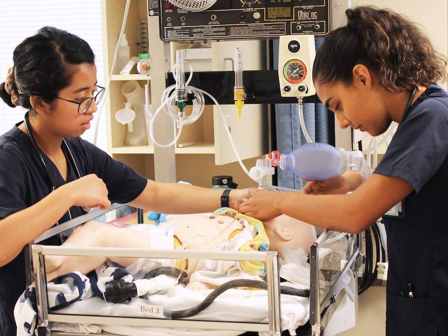 students using nursing simulation lab